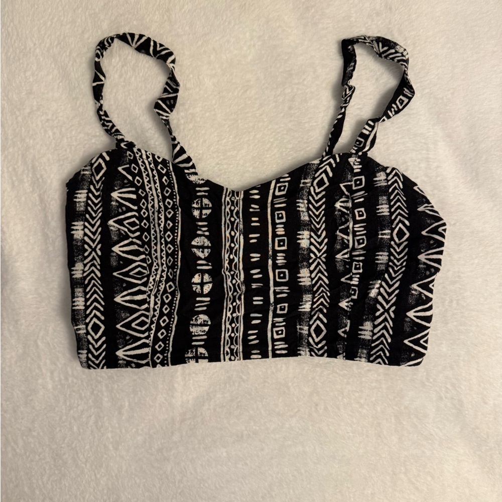 Forever 21 Black and White Patterned Tribal Top Size Small